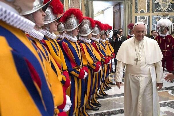 Roma Papasını qadınlar da mühafizə edəcək