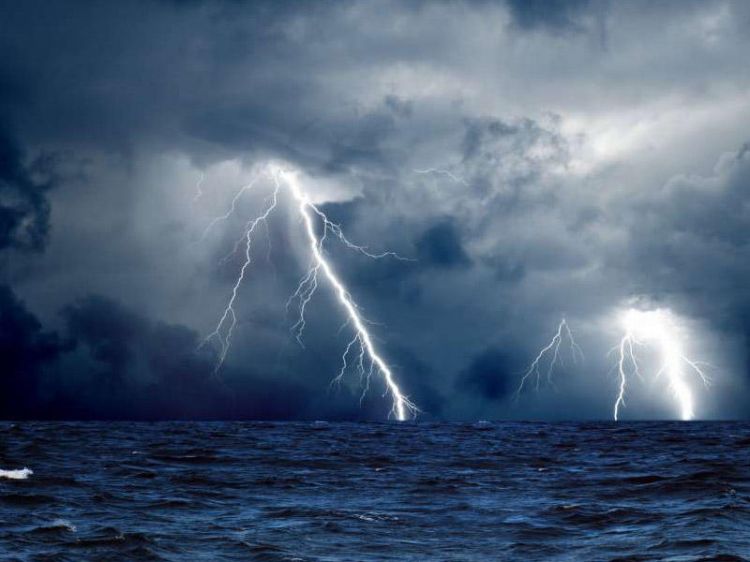 Yaponiyada qasırğa səbəbilə 70 mindən çox insan təxliyə edildi