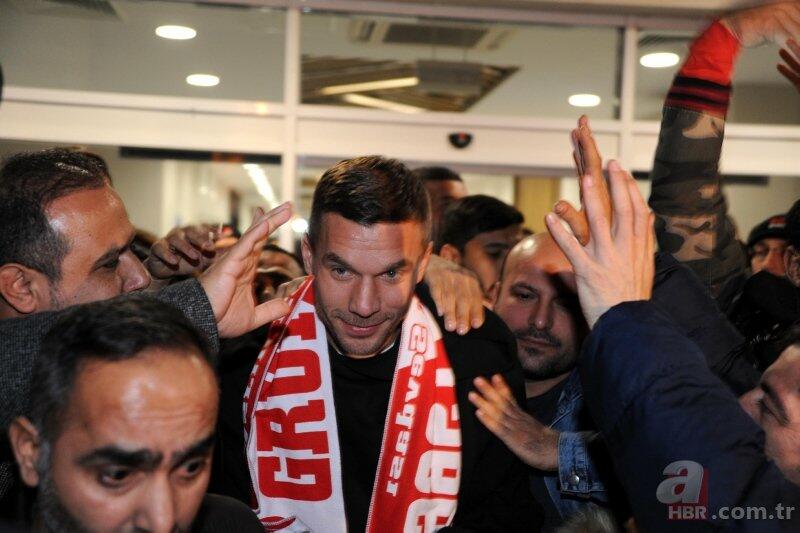 Podolski Türkiyə Superliqasına qayıtdı - RƏSMİ