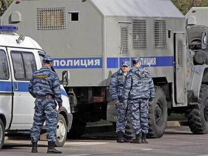 Koronavirus xəstəsi polisi bıçaqladı - Rusiyada