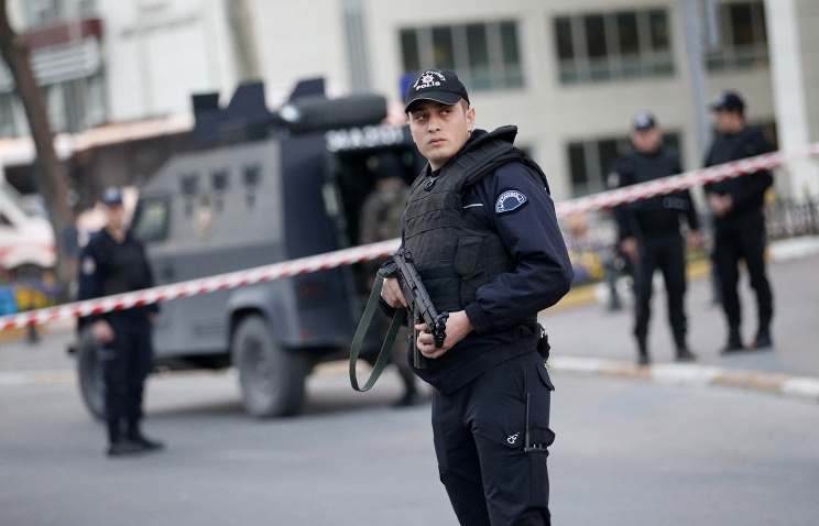 İstanbulda polislərə silahlı hücum oldu - Bir nəfər yaralandı