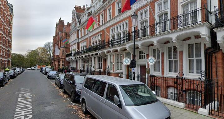 Londonda Belarus səfirliyinə hücum oldu - Səfir xəsarət aldı