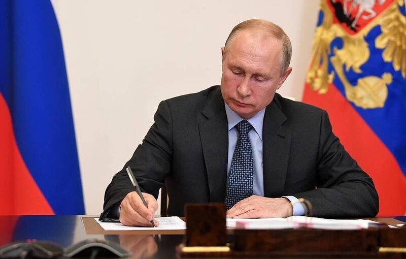Putin Azərbaycanın dostunu təltif etdi