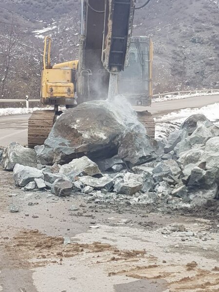 Gəncə-Daşkəsən yoluna qaya parçası düşüb - FOTO