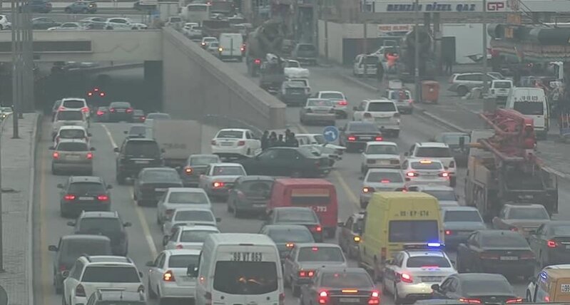 Bakıda yol qəzası tıxac yaratdı - FOTO