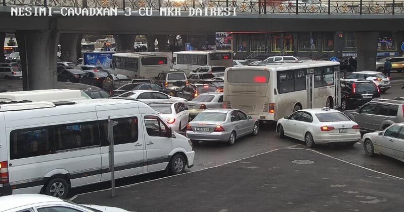 Bakıda yol qəzası tıxac yaratdı - FOTO