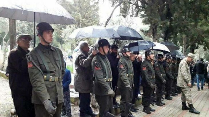 Şəhidin dəfn mərasimində DUYĞULANDIRAN GÖRÜNTÜ - FOTO