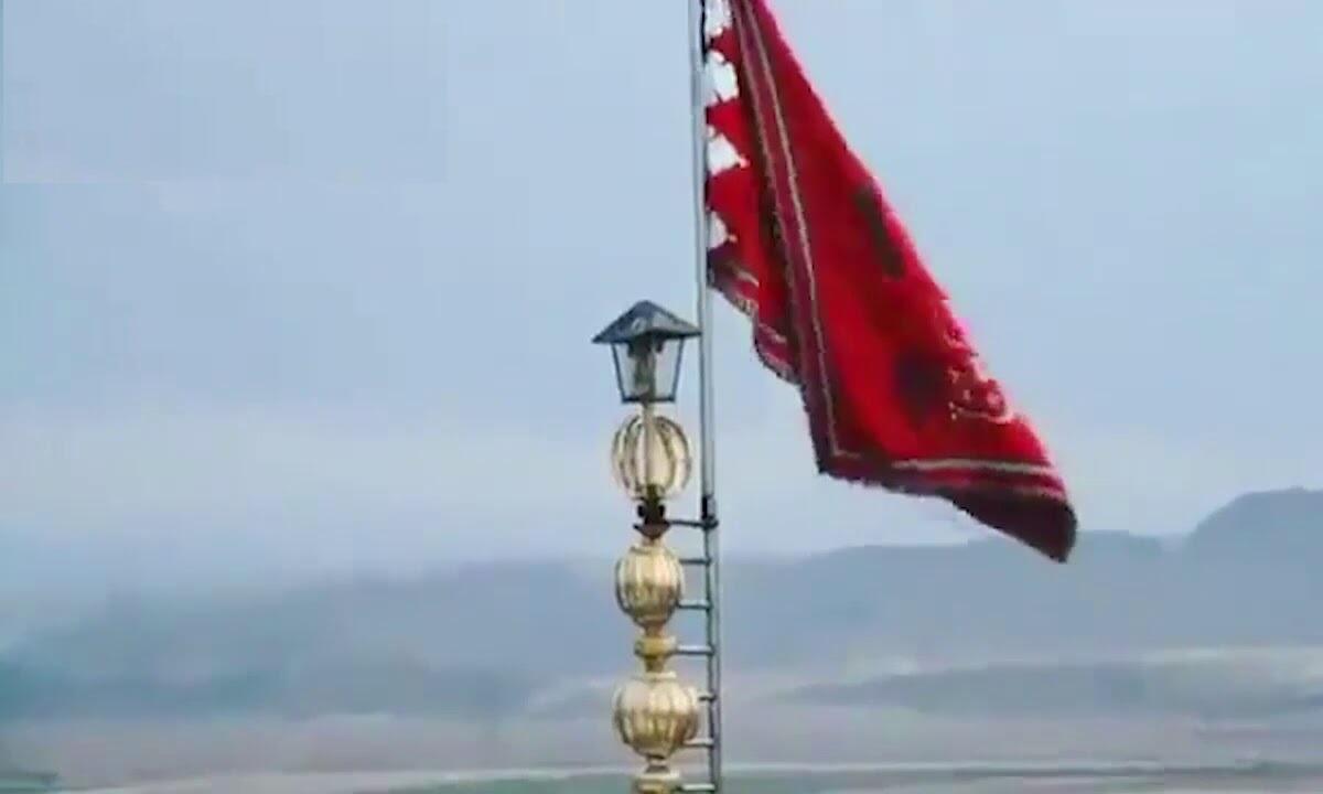 İran müharibə anlamına gələn qırmızı bayrağı ilk dəfə dalğalandırdı - Hamı hücum anını gözləyir (VİDEO)