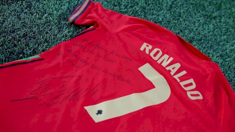 Ronaldo formasını hərraca çıxardı - SƏBƏB