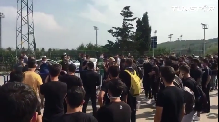 Yüzlərlə futbolçu etiraza qalxdı - FOTO