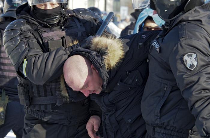 Rusiyada saxlanılan etirazçılara çağırış vərəqələri verildi