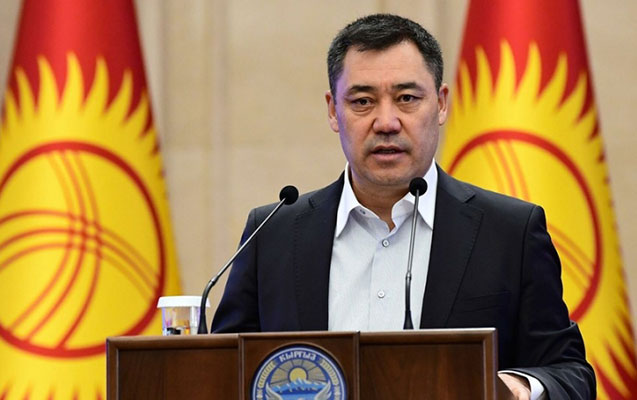 Japarov dövlət qulluqçularını qırğız dilində danışmağa məcbur edən qanun İMZALADI