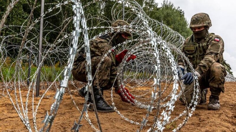 Polşa Belarusla sərhəddə baryerlər quracaq