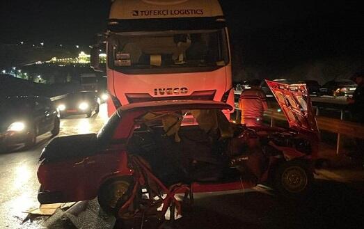 TIR-la minik maşını toqquşdu - Yaralı var 