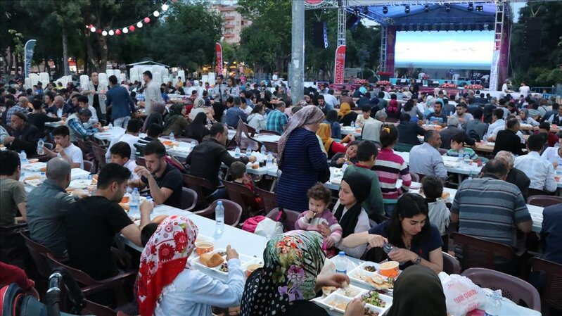 Türkiyədə kütləvi iftarlarla bağlı məhdudiyyətlər TƏTBİQ EDİLƏCƏK