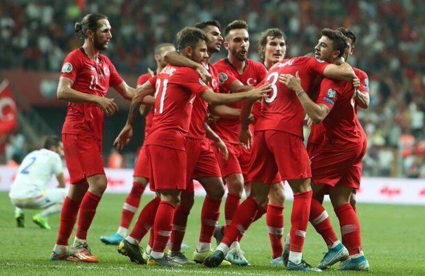İki türk futbolçu koronavirusa yoluxdu - Latviya ilə oyunu buraxacaqlar