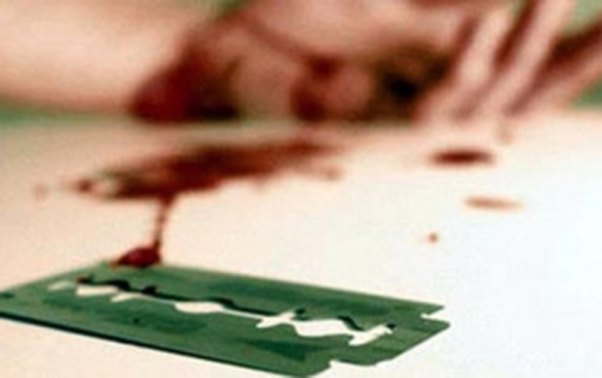 Arvadı ilə dalaşdı, oğlunu ülgüclə DOĞRADI