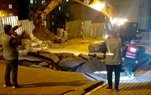 İstanbulda yol çökdü, 2 bina boşaldıldı - FOTO