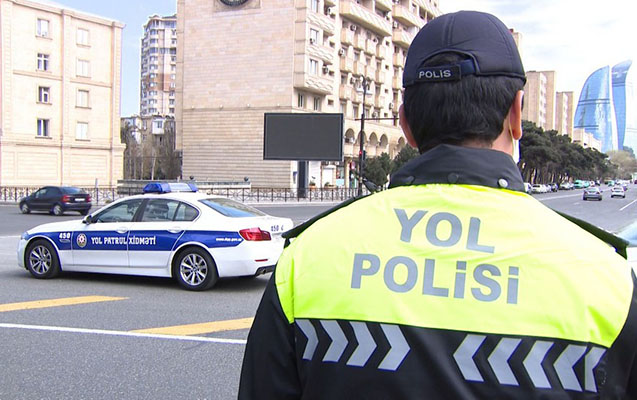 Bakıda yol polisini avtomobil VURDU